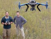Dos amigos aprendiendo a manejar un dron